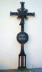 Kreuz mit Schrifttafel