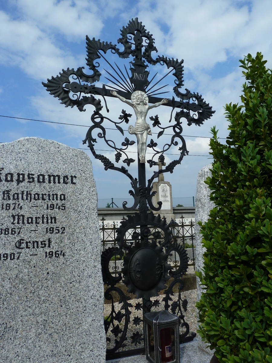 Restaurierung eines historischen Grabkreuzes